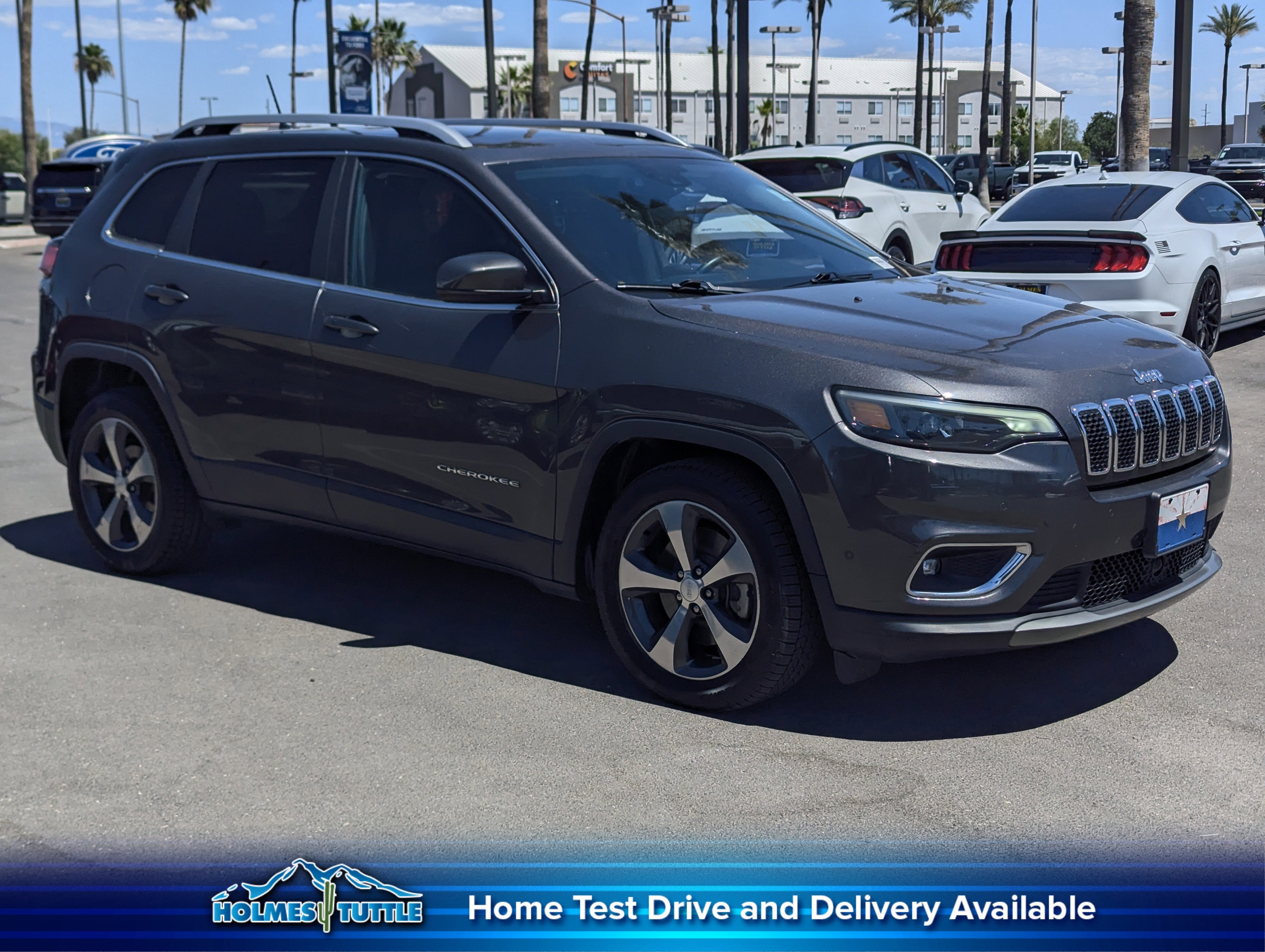 2019 Jeep Cherokee Limited in Granite Crystal Metallic Clearcoat — front three-quarter view